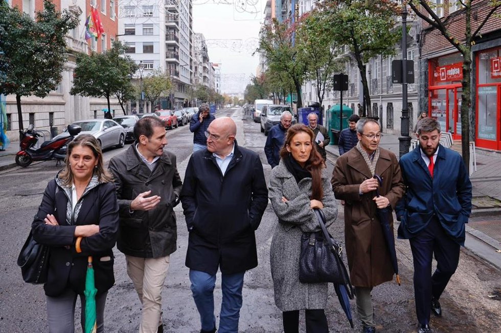 El alcalde de Valladolid, Jesús Julio Carnero (tercero por la izquierda), durante la visita a la calle Gamazo.
