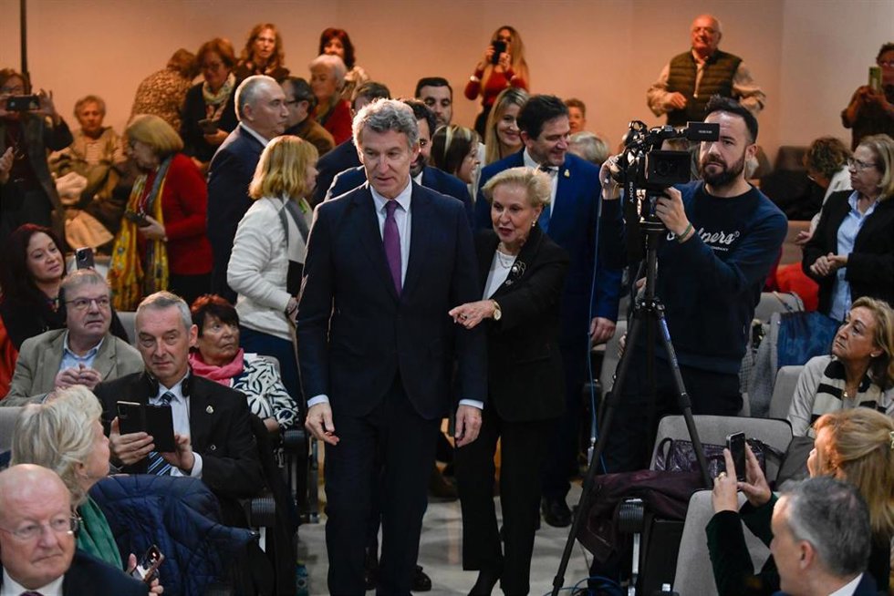 El presidente del PP, Alberto Núñez Feijóo, y la vicepresidenta, Carmen Quintanilla, durante la clausura del Congreso de la Unión Europea de Mayores (ESU), a 7 de noviembre de 2025, en Ciudad Real, Castilla-La Mancha (España). El presidente del Partido 