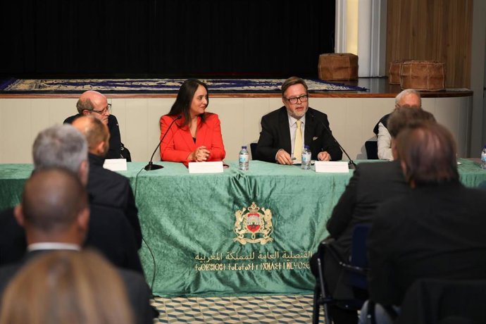 La cónsul general del Reino de Marruecos en Tarragona, Lleida y Aragón, Ikram Chahine, y el presidente del Port de Tarragona, Santiago Castellà, en el centro de la imagen