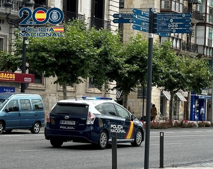 Coche de Policía Nacional en el centro de Santander