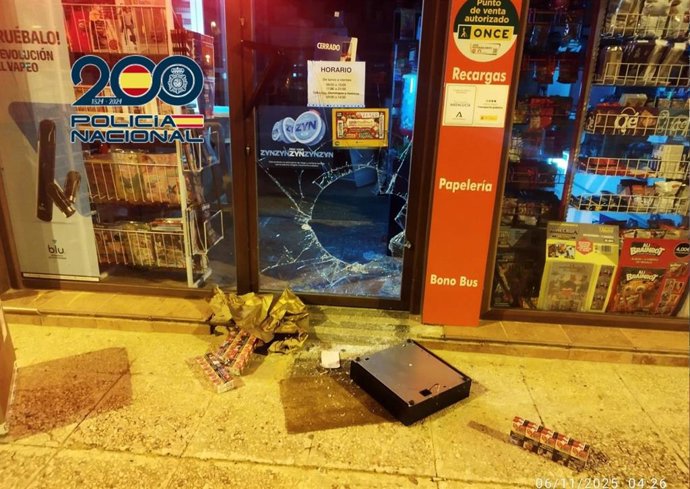 Escaparate del estanco donde dos detenidos han intentado robar en Jerez.