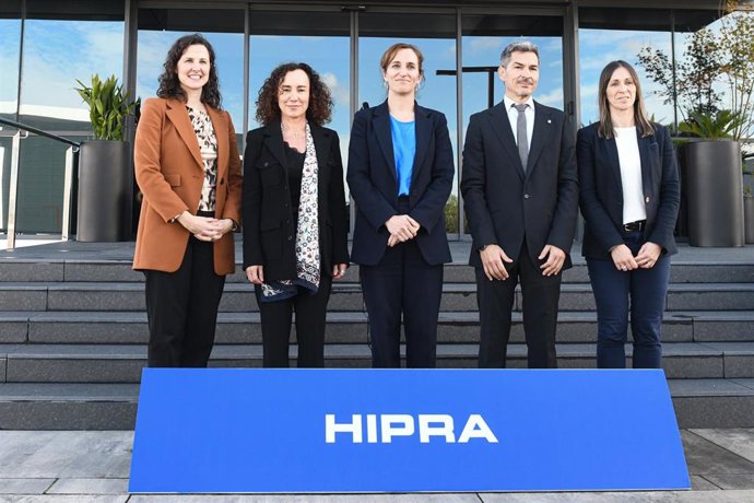 La ministra de Sanidad, Mónica García, en el centro de la foto de familia de la visita al Campus Hipra en Aiguaviva (Girona) este viernes