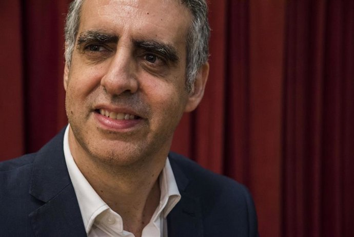 Archivo - El doctor Manel Esteller posa tras la presentación del libro ‘El secreto de la vida eterna’, en la Editorial Rosa dels Vents, a 3 de noviembre de 2023, en Barcelona
