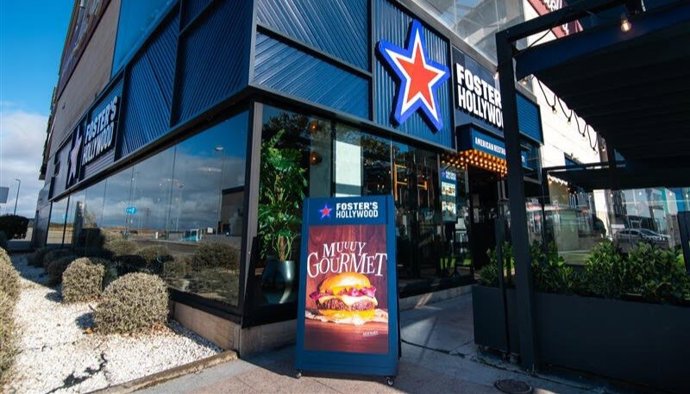 Foster's Hollywood continúa su expansión en Madrid refuerza su compromiso social con 'Apertura con Causa'