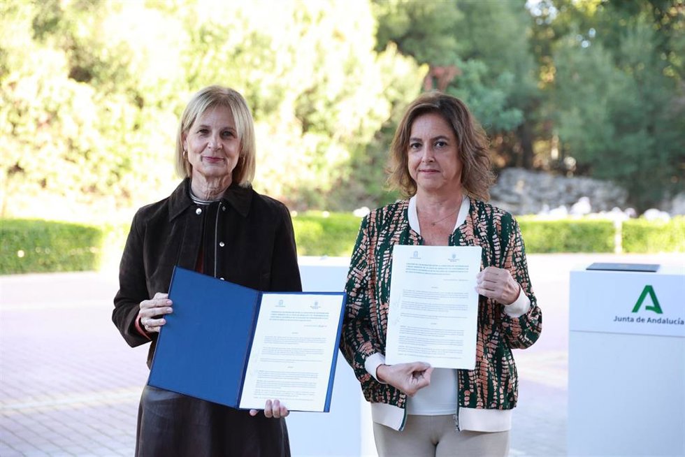 La consejera de Sostenibilidad y Medio Ambiente de la Junta, Catalina García (d), y la alcaldesa de Jerez, María José García-Pelayo (i), firman un convenio de colaboración en el Zoobotánico de la ciudad para la conservación de especies amenazadas. 