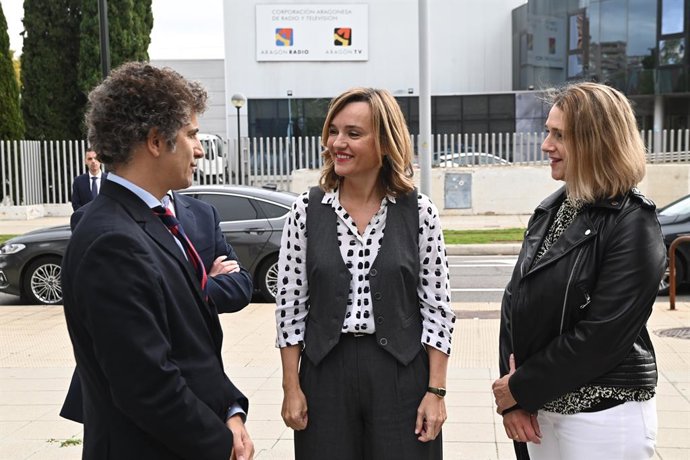 A Ministra da Educação, Formação Profissional e Esporte, Pilar Alegría (C), em sua chegada à cerimônia de entrega do Prêmio Josep Mestre, em 7 de novembro de 2025, em Zaragoza, Aragão (Espanha). Os prêmios são concedidos para Artes Plásticas e Educação em