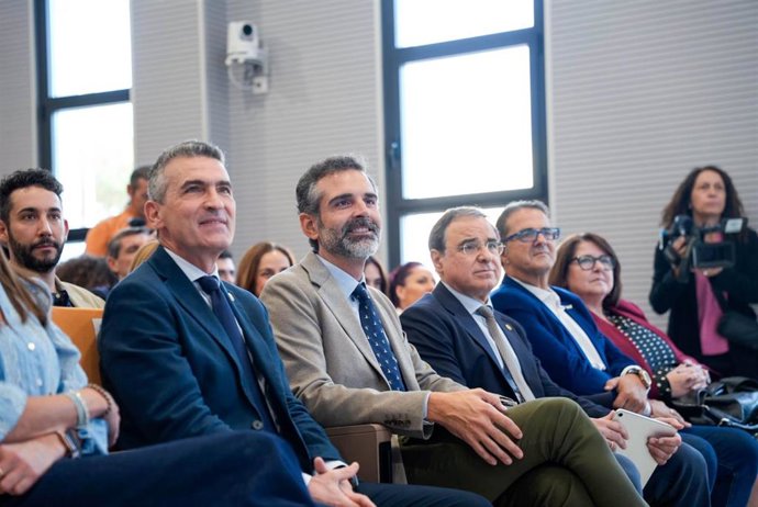 El consejero de Agricultura, Pesca, Agua y Desarrollo Rural de la Junta de Andalucía, Ramón Fernández-Pacheco, asiste al acto de entrega de los I Premios y Ayudas de la Cátedra de Enfermedades poco frecuentes de la Universidad de Almería (UAL). 