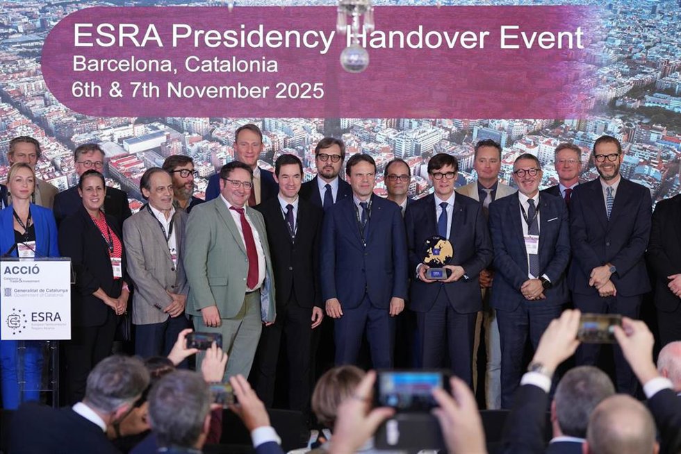 El president de la Generalitat, Salvador Illa, y el secretario de estado de Industria, Jordi Garcia, durante el acto de traspaso de presidencia de la Alianza de Regiones Europeas de Semiconductores.
