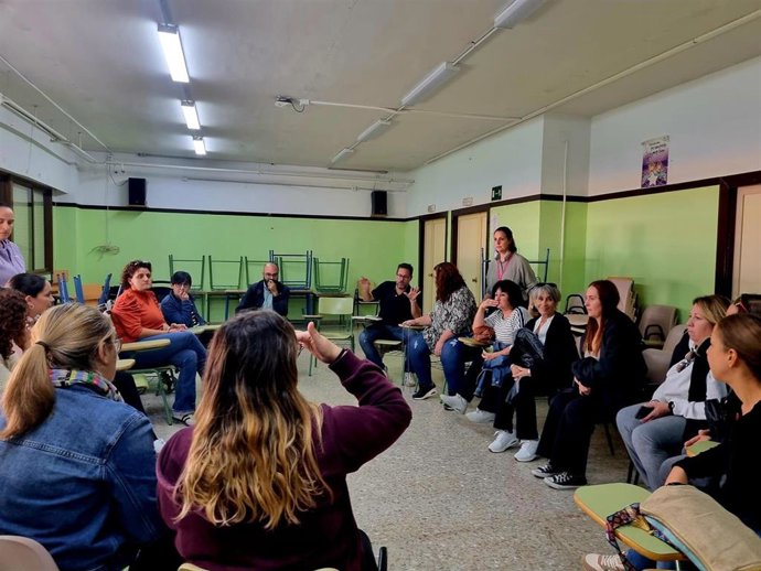 El portavoz de Adelante Andalucía, José Ignacio García, este viernes durante su encuentro con madres de alumnos con necesidades educativas especiales de dos colegios ubicados en San José de La Rinconada (Sevilla).