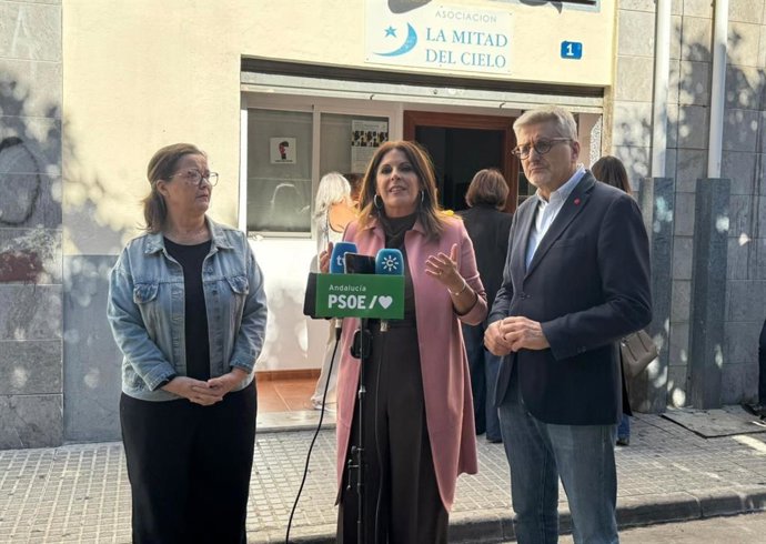 La portavoz adjunta del Grupo Socialista en el Parlamento andaluz, Ángeles Férriz, atiende a los medios en Málaga.