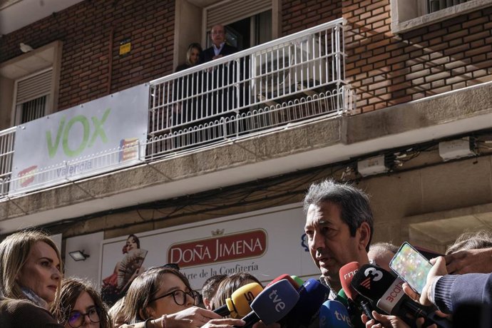 El portavoz de Vox Valencia, Vicente Barrera, atiende a los periodistas ante la sede del partido