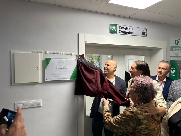 La consejera andaluza de Inclusión Social inaugura la reforma de CPA de Huércal-Overa (Almería).