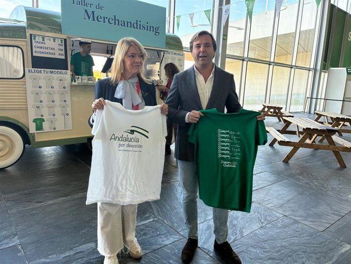 Pilar Miranda y Antonio Repullo, este viernes en las instalaciones del 17 Congreso del PP andaluz, que se desarrollará hasta el domingo en el Palacio de Exposiciones y Congresos de Sevilla (Fibes)