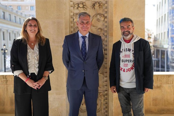 Imagen del alcalde de Sevilla, José Luis Sanz, junto al cineasta Gervasio Iglesias en el arranque del Festival de Cine Europeo.