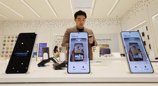 Archivo - 18 January 2024, South Korea, Seoul: Samsung Electronics Co.'s latest Galaxy S series smartphones, the Galaxy S24, Galaxy S24 Plus and Galaxy S24 Ultra, are on display at a store of the company in Seoul, after they were unveiled in San Jose, Cal