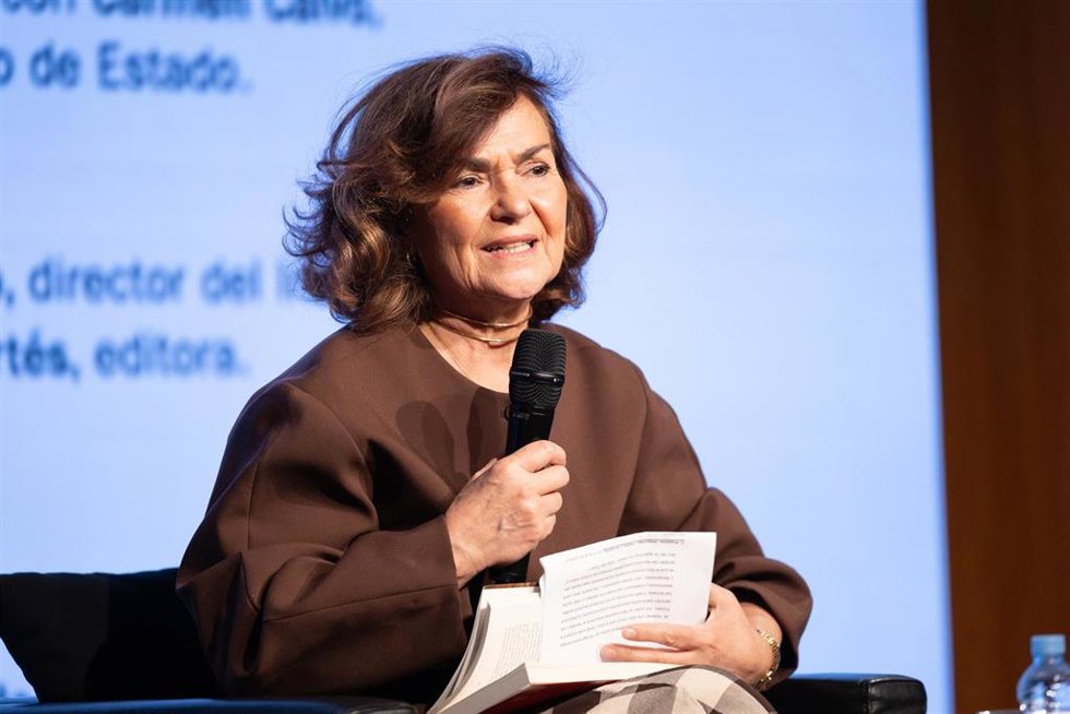 La presidenta del Consejo de Estado, Carmen Calvo, durante la presentación del libro Lágrimas de Barro en el Instituto Cervantes, a 4 de noviembre de 2025, en Madrid (España). El libro relata en primera persona la tragedia de la dana en Valencia minut