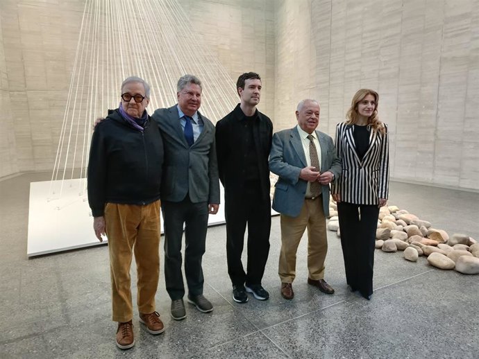 El director del Musac, Álvaro Rodríguez Fominaya (segundo por la izquierda) y el consejero de Cultura, Gonzalo Santonja (segundo por la derecha), con los comisarios de la muestra Jon Hendricks y Connor Monahan