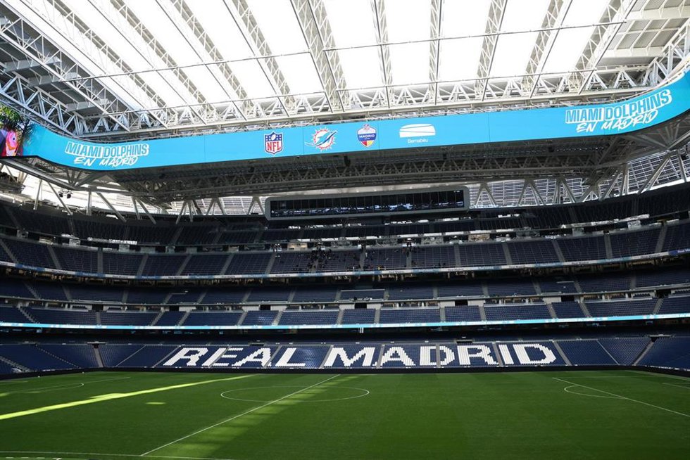 Archivo - El Estadio Santiago Bernabéu, con la publicidad del partido de la NFL en las pantallas.