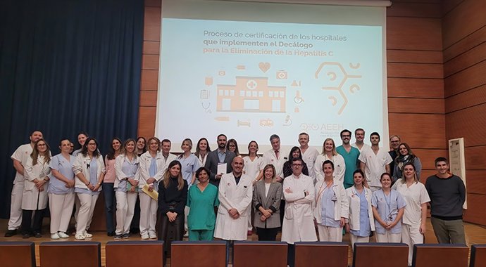 Acto de entrega del certificado de calidad de la Asociación Española para el Estudio del Hígado (AEEH) al Hospital Valdecilla