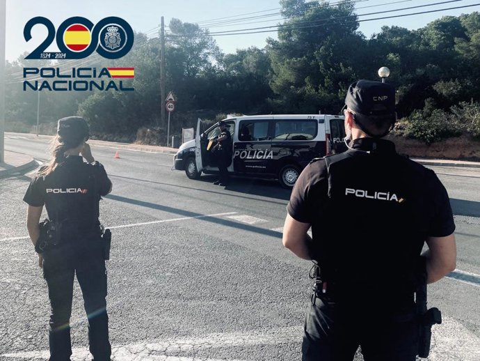 Dos agentes de la Policía Nacional.