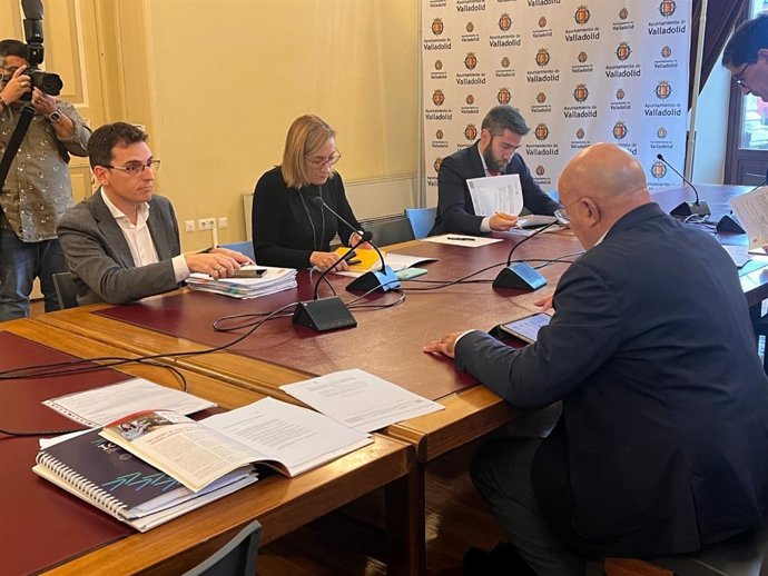 Los portavoces de PSOE, Pedro Herrero; y VTLP, Rocío Anguita, junto al concejal de Hacienda, Francisco Blanco, de izquierda a derecha, frente a Jesús Julio Carnero en la reunión de Ideva.