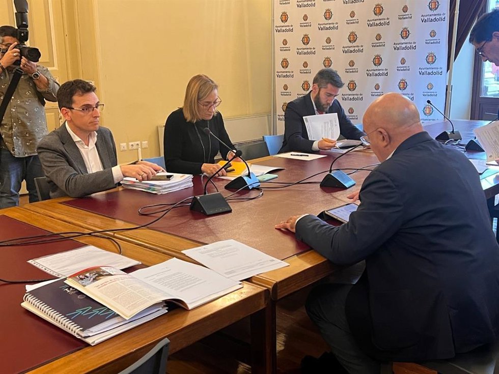 Los portavoces de PSOE, Pedro Herrero; y VTLP, Rocío Anguita, junto al concejal de Hacienda, Francisco Blanco, de izquierda a derecha, frente a Jesús Julio Carnero en la reunión de Ideva.