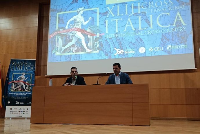 El director del Cross Internacional de Itálica, Antonio Ruiz, y el director académico del CEU, Álvaro Lama, en la inauguración de las XII Jornadas Técnicas del Cross de Itálica.