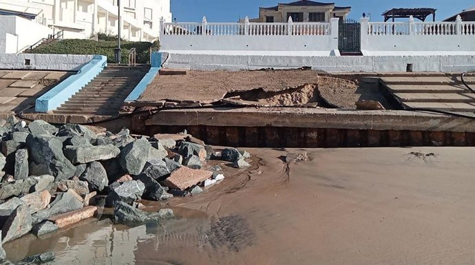 Daños en el paseo marítimo de Matalascañas, en Almonte (Huelva), tras los últimos temporales.