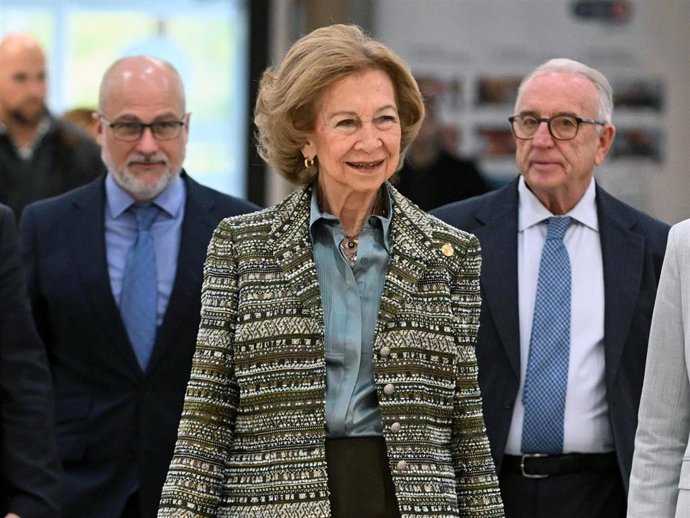 La Reina Sofía durante su participación en el comienzo de la Gran Recogida 2025 de la Federación Española de Bancos de Alimentos (FESBAL), en el Carrefour Ciudad de la Imagen, a 07 de noviembre de 2025, en Madrid (España).