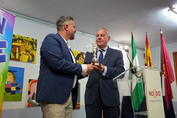 El alcalde de Sevilla, José Luis Sanz, en la conmemoración del 40º aniversario del CEIP Pablo Ruiz Picasso de Pino Montano.