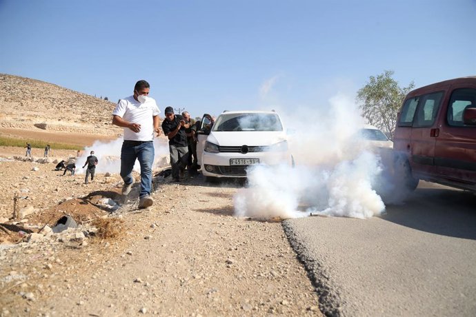 3 de novembro de 2025, Hebron, Cisjordânia, Território Palestino: O exército israelense intervém com gás lacrimogêneo e bombas sonoras contra fazendeiros palestinos que tentam acessar suas próprias terras na área de Idhna, em al-Jalatiya, a oeste de Hebro