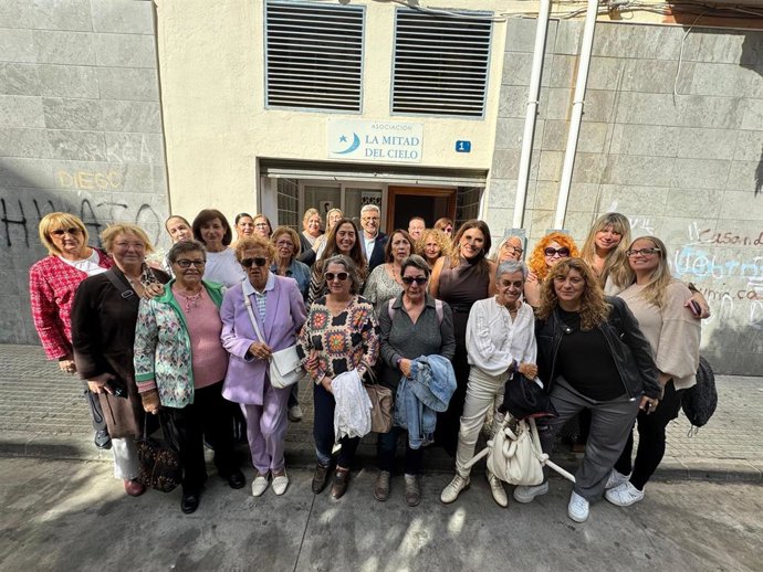 A la portavoz adjunta del Grupo Parlamentario Socialista, Ángeles Férriz, junto al secretario general del PSOE de Málaga, Josele Aguilar, con una asociación de mujeres.