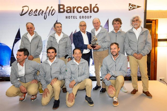 Archivo - El rey emérito Juan Carlos I recoge el premio del Desafío Barceló de la pasada edición.