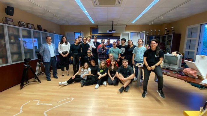 Participantes del rodaje tutorizado del Festival Inclusivo de Cortometrajes 'Gallo Pedro' junto a alumnos del IES Albaida y usuarios de Asalsido-Down en Almería.