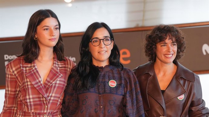 Archivo - (I-D) La actriz Blanca Soroa; la directora Alauda Ruiz de Azúa y la actriz Patricia López Arnaiz, durante la presentación de ‘Los Domingos’ en el Festival de Cine de San Sebastián, a 22 de septiembre de 2025, en San Sebastián, Guipúzcoa, País Va