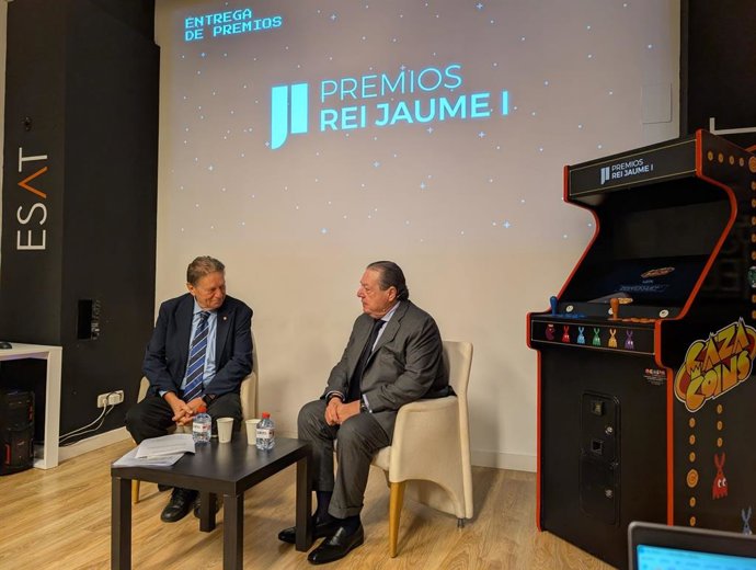 El president de la Fundació Valenciana Premis Rei Jaume I, Vicente Boluda i el secretari i president executiu, Javier Quesada, presenten les novetats dels actes de lliurament de la 37 edició dels Premis Rei Jaume I