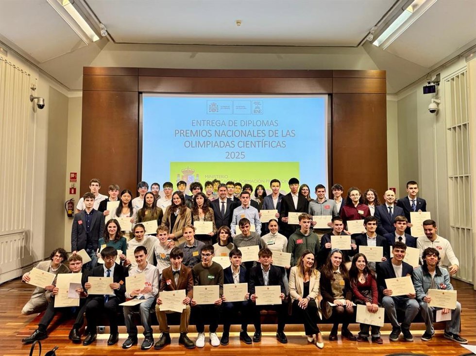 Un total de 71 estudiantes de Bachillerato y Secundaria reciben los premios de las Olimpiadas Científicas
