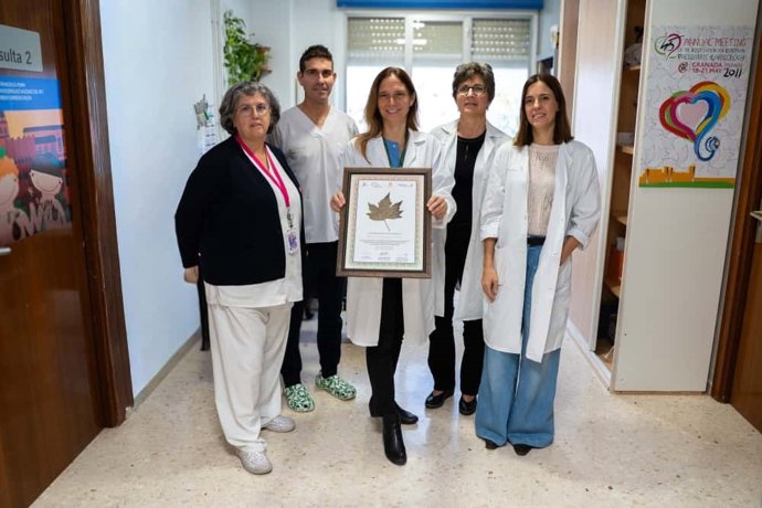 Francesca Perin muestra el premio junto a su equipo