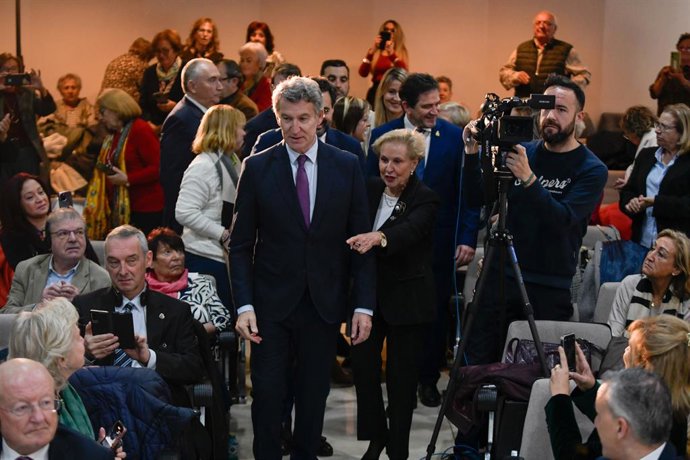 El president del PP, Alberto Núñez Feijóo, i la vicepresidenta, Carmen Quintanilla, durant la clausura del Congrés de la Unió Europea de Majors (ESU), a 7 de novembre del 2025, a Ciudad Real, Castella-la Manxa (Espanya). 