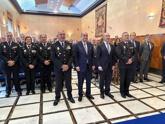 El nuevo jefe superior de Policía de Aragón, José Ángel Sanz Cejudo; el delegado del Gobierno en Aragón, Fernando Beltrán; y el director genreal de la Policía Nacional, Francisco Pardo Piqueras.