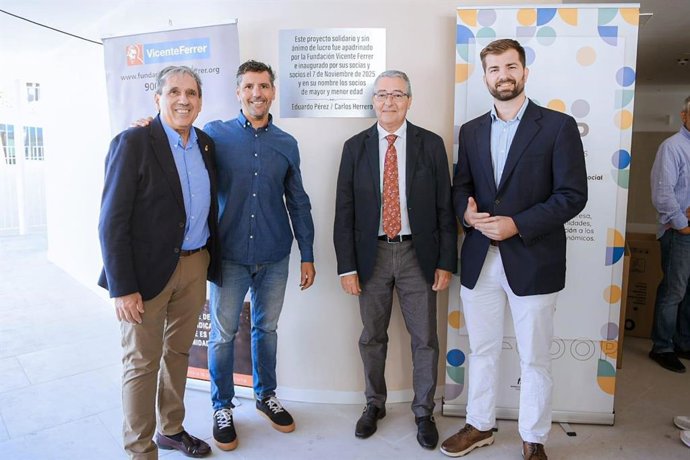 El alcalde de Rincón de la Victoria, Francisco Salado, acompañado por el presidente de Tartessos, José Antonio López; la vicepresidenta de Faecta; y un representante de la Fundación Vicente Ferrer, además de concejales y otros representantes de Tartessos.