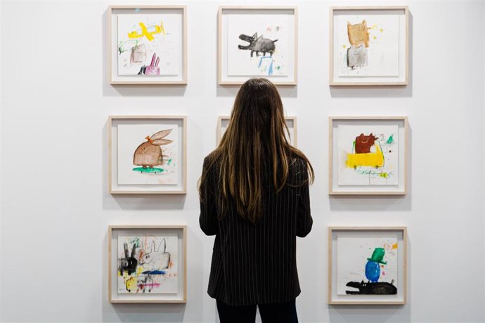 Archivo - Una mujer en la feria UVNT ART FAIR 2025, Feria Internacional de Nuevo Arte Contemporáneo, en Matadero de Madrid, a 7 de marzo de 2025, en Madrid (España). 