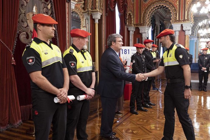 El alcalde de Bilbao saluda a un agente de la Policía Municipal