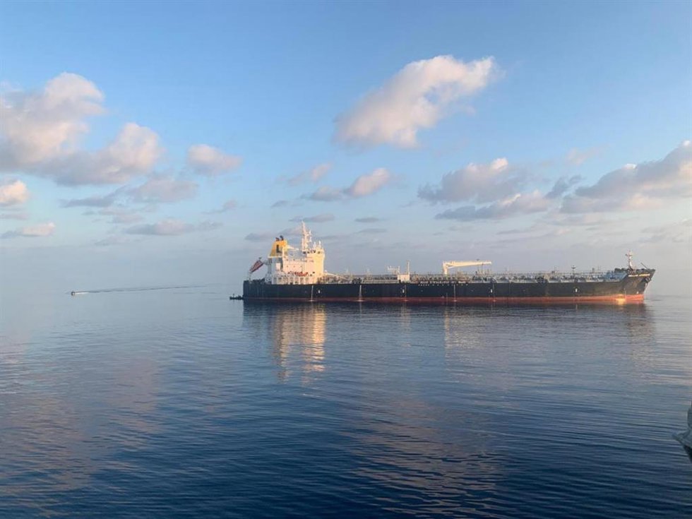 Buque cisterna mercante con bandera de Malta que fue asaltado por piratas frente a las costas de Somalia.