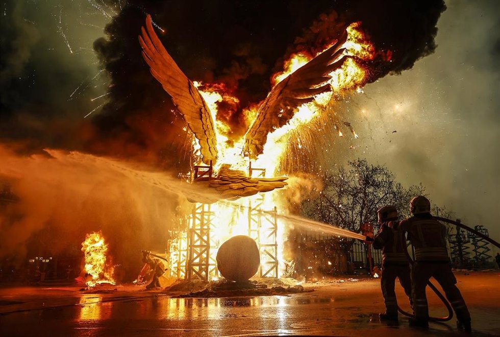 Archivo - Dos bomberos durante la crem' de la Falla del Ayuntamiento, a 19 de marzo de 2024
