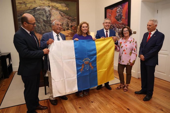 La presidenta del Parlamento de Canarias, Astrid Pérez (c), en la entrega de la bandera de Canarias al Casino de La Laguna