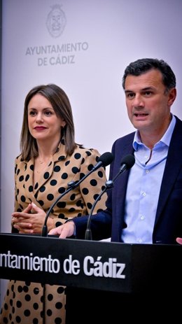 El alcalde de Cádiz, Bruno García, con la concejal de Fiestas, Beatriz Gandullo.
