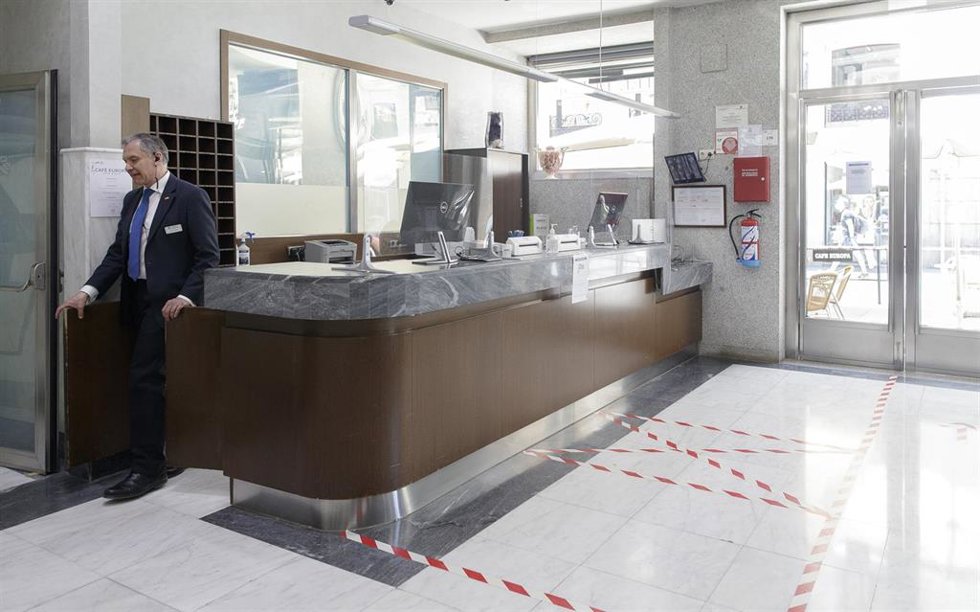 Archivo - Un trabajador abandona la recepción de un hotel.- Archivo