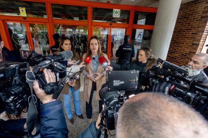 La  portavoz de VOX en la Asamblea de Madrid, Isabel Pérez Moñino, ofrece declaraciones a la prensa tras una charla en el campus de Somosaguas de la UCM, a 7 de noviembre de 2025, en Madrid (España).