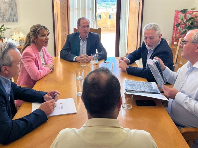 La alcaldesa de Andratx, Estefanía Gonzalvo, y el conseller del Mar y el Ciclo del Agua, Juan Manuel Lafuente, firman un convenio para garantizar el suministro de agua al municipio.